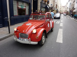 La 2 CV de 4 roues sous 1 parapluie