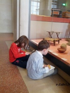 enfants dessinent Louvre visite egypte