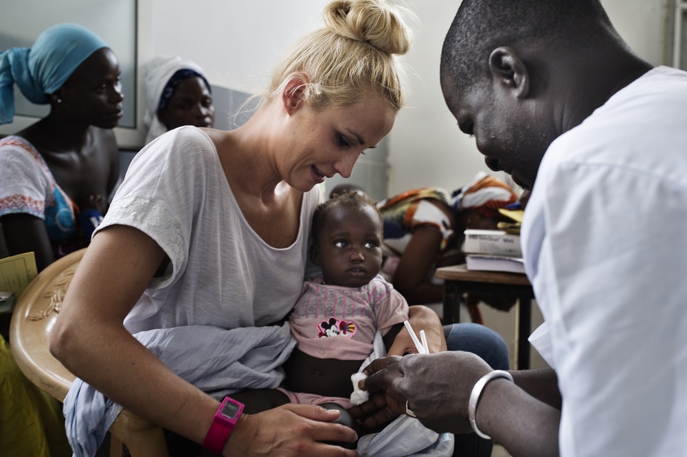 Juin 2015. Mission UNICEF Sénégal Elodie Gossuin (marraine de l’UNICEF France). JOAL. Poste de santé bénéficiant de l’appui de l’UNICEF. Le mardi est le jour de la vaccination, qui est gratuite au Sénégal pour les enfants de moins de 5 ans.  Ici avec Elodie Gossuin.